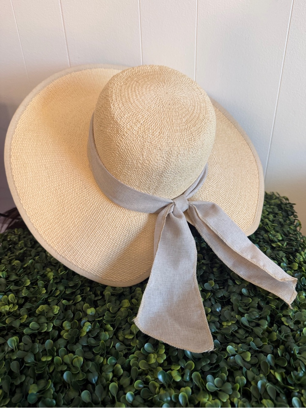 Women’s Woven Paper Face Saver w/Bow